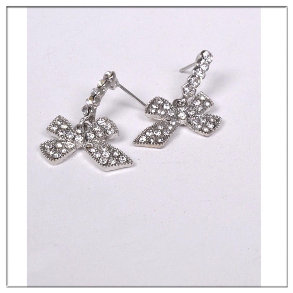 🆕AUCTION PRICE👩🏻‍⚖️Darling Bow Drop Earrings in a Silver Tone